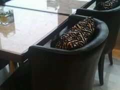 行政酒廊的桌椅-上海虹桥西郊假日酒店