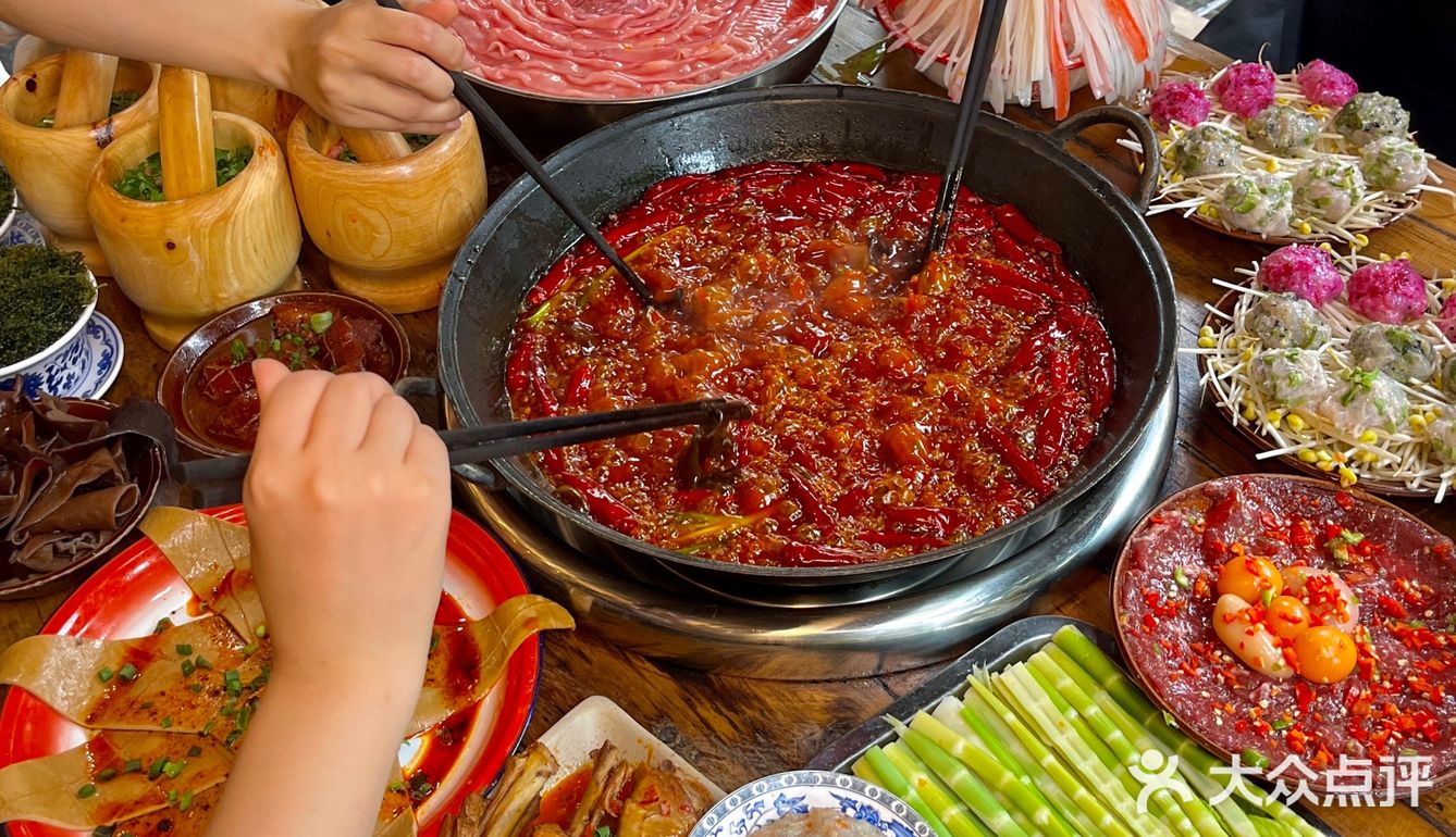 成都！老外冒雨来吃的社区火锅！现切牛肉9.9