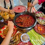 成都！老外冒雨来吃的社区火锅！现切牛肉9.9