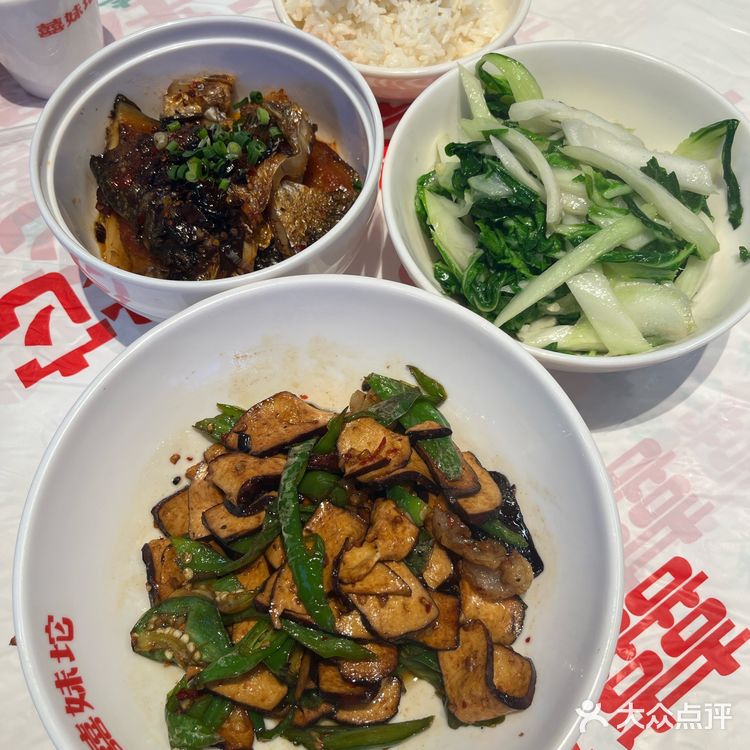 太平街老巷子里的一家湘菜馆子，招牌青椒香干炒肉