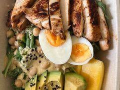 鸡肉牛油果芒果血橙酱色拉-Wagas沃歌斯(汇智店)