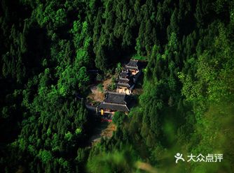  五溪之巨镇，万里之边城，城内三千户，城外八百家