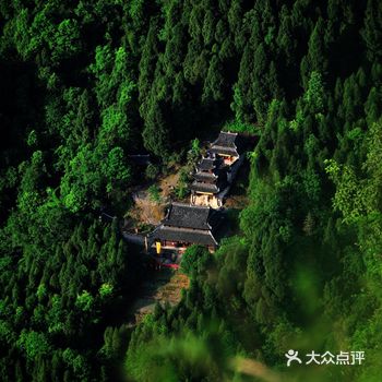 五溪之巨镇，万里之边城，城内三千户，城外八百家