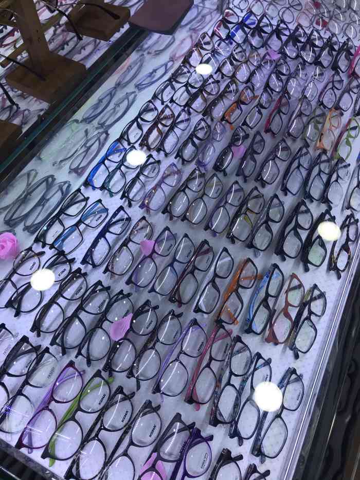奥马眼镜-"最初来他家呢是因为新配的眼镜镜架坏了,去.