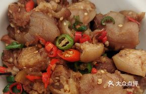 Braised Pork Trotter in Clay Pot