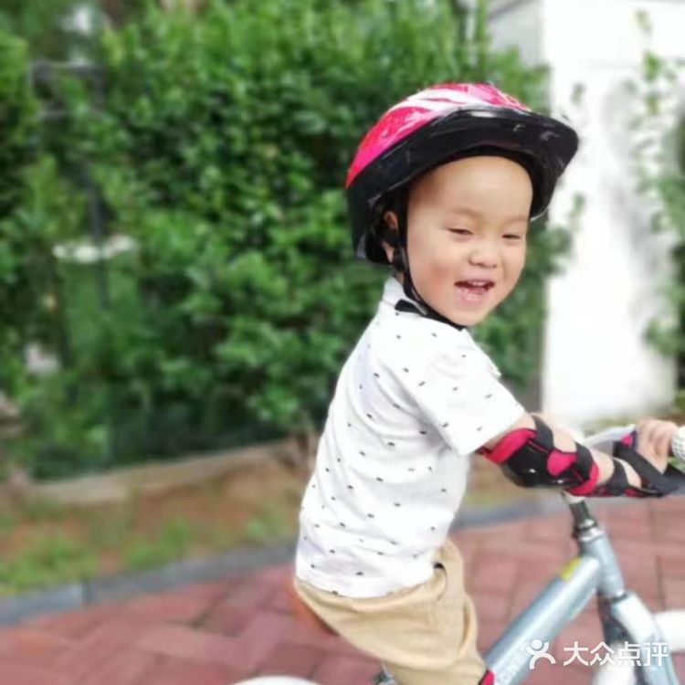 骑平衡车可以让小孩儿变得更加的优秀。
