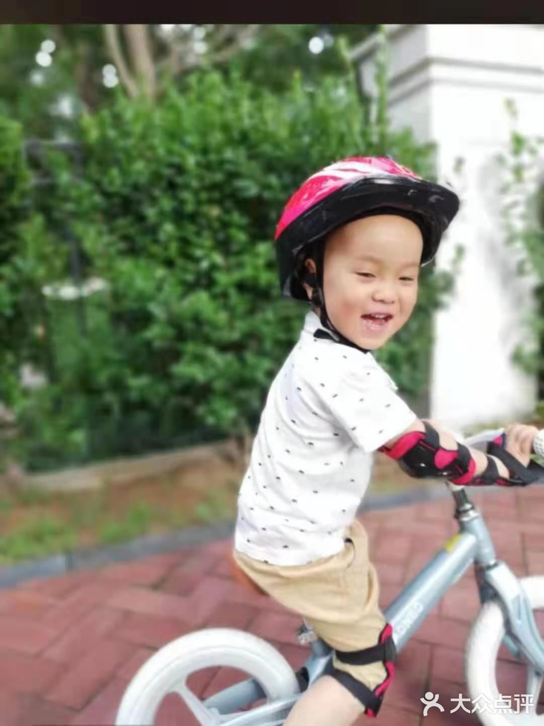 骑平衡车可以让小孩儿变得更加的优秀。
