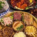 今年暑假火出天际的重庆老火锅|通天排队你敢信？