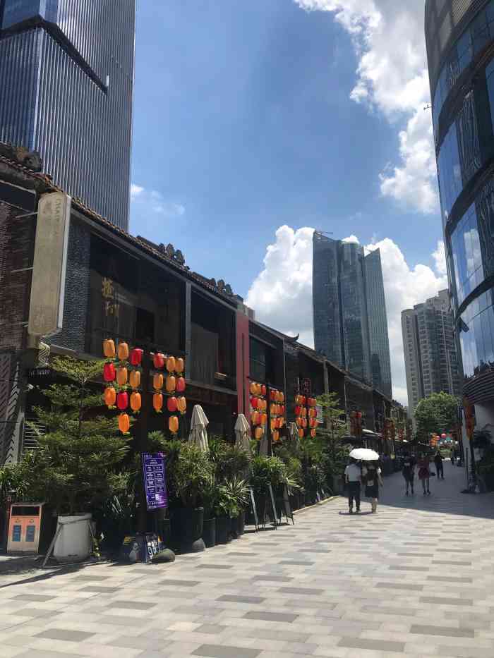 天德街食街-"天德广场的新年布置是风车[调皮],麦当..."-大众点评移动