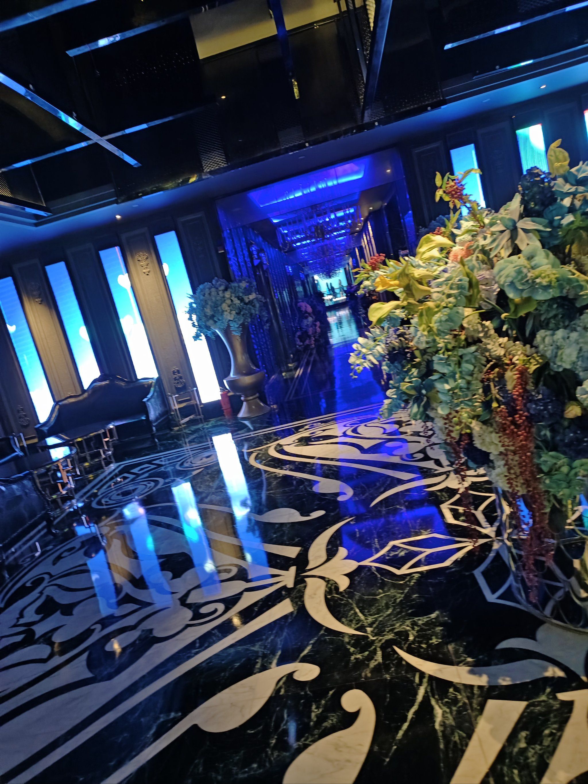 在ktv唱歌的感觉非常放松,和朋友们一起欢唱特别开心