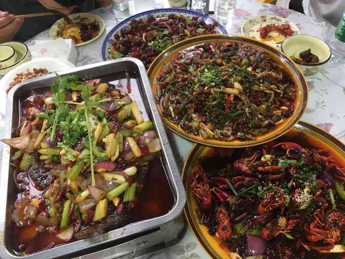 太热闹了真的人多都在喝夜啤酒这个套餐的价位还是很划算两个人吃绰绰