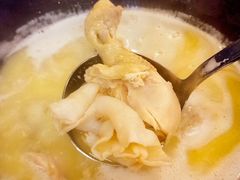 浓厚原只鸡煲花胶汤-鲜入围煮花胶鸡海鲜火锅