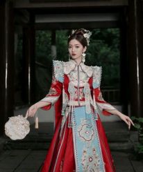 -月月婚纱礼服仓储店(王府井店)