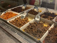 自助取餐区-鑫记婆婆兔·成都特产·兔头手撕兔(太古里店)
