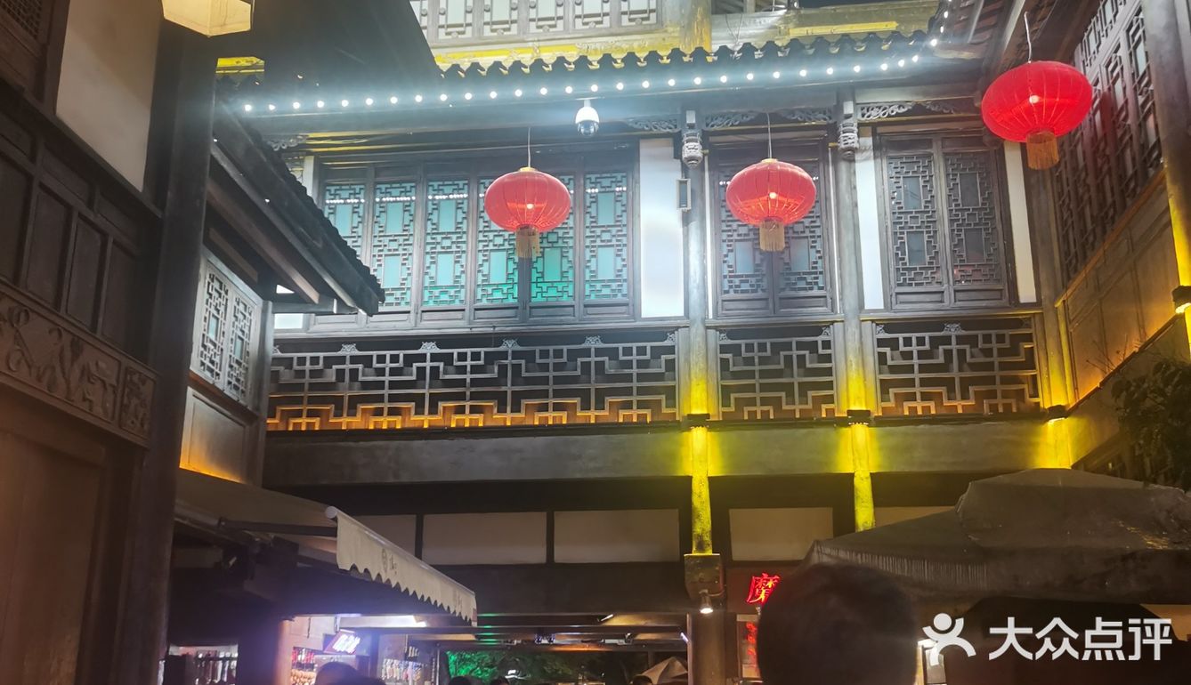 图片中的可能很多游客没有到的绿色的公园