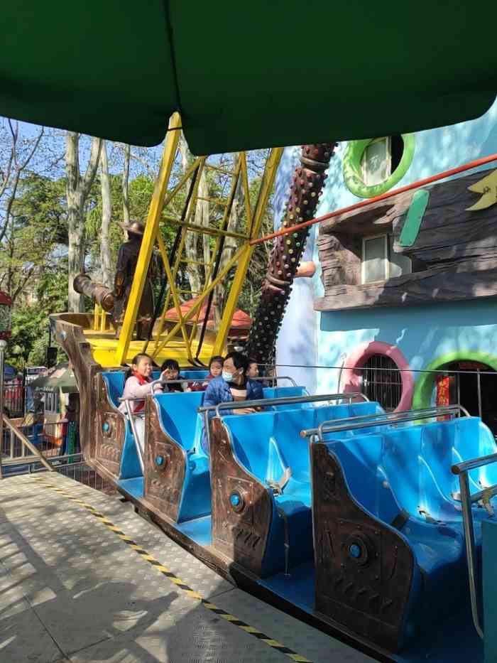 雨花台游乐园-"雨花台游乐园是个小型游乐园,这里的游乐设.