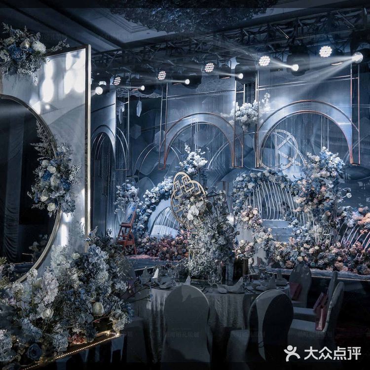 盘旋在上空的星河，流淌着我们走过的时光，你穿过人海，你缓缓向