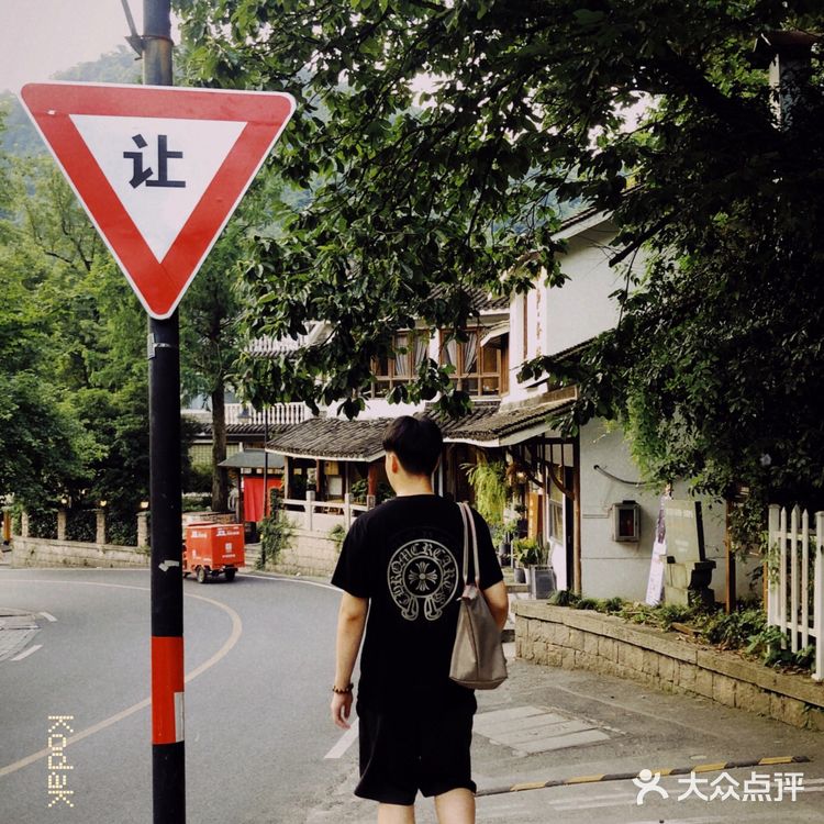 上山的环境还不错，路过南山路