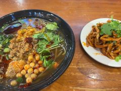 -爆炸头阿姨小四川正宗川味小吃(无任何分店)