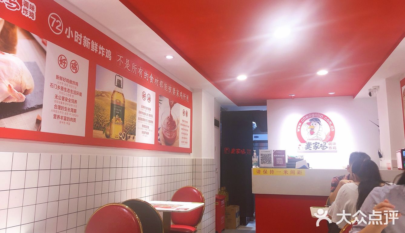 在中学旁边，餐厅和小吃店都很多