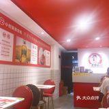 在中学旁边，餐厅和小吃店都很多