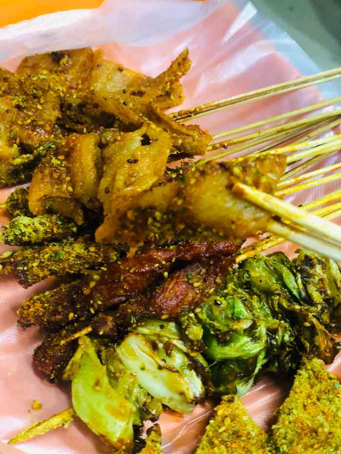 这是一家比较小的炸串店外卖比较多东西还挺丰富的是两个小夫妻开的人