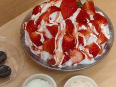 草莓白雪流奶冰-乐果甜心·潮汕冰室