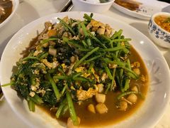 茼蒿鸡蛋炒扇贝丁-日丰园海肠水饺·老字号大连海鲜(和平广场店)