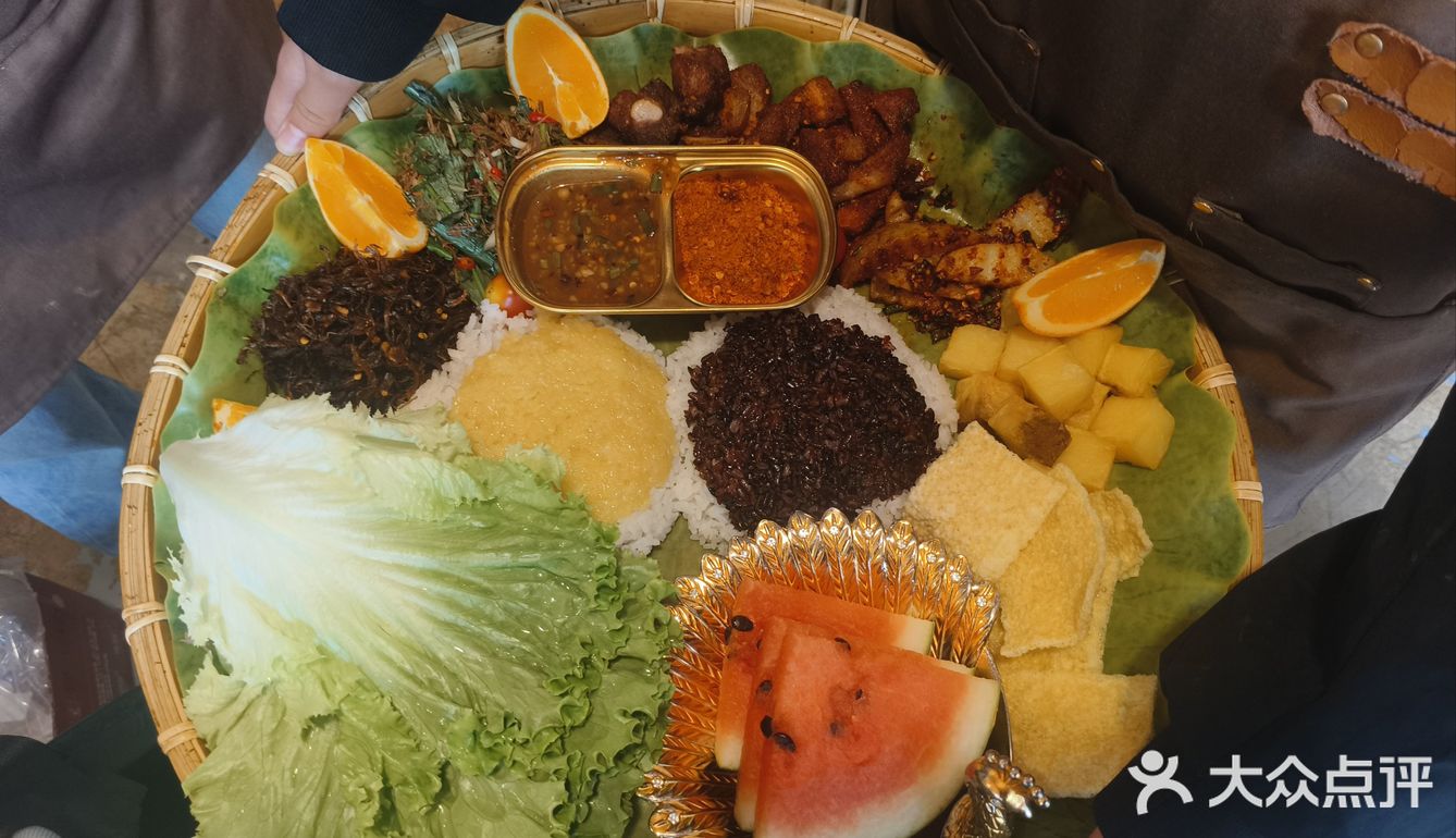 点的招牌手抓饭端上来超震撼，圆形木盘铺满芭蕉叶
