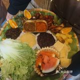 点的招牌手抓饭端上来超震撼，圆形木盘铺满芭蕉叶
