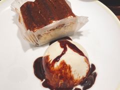 提拉米苏蛋糕配香草冰激凌-萨莉亚意式餐厅(杭州滨江天街店)