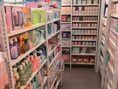 -名创优品(北京新中关购物中心地铁层店)