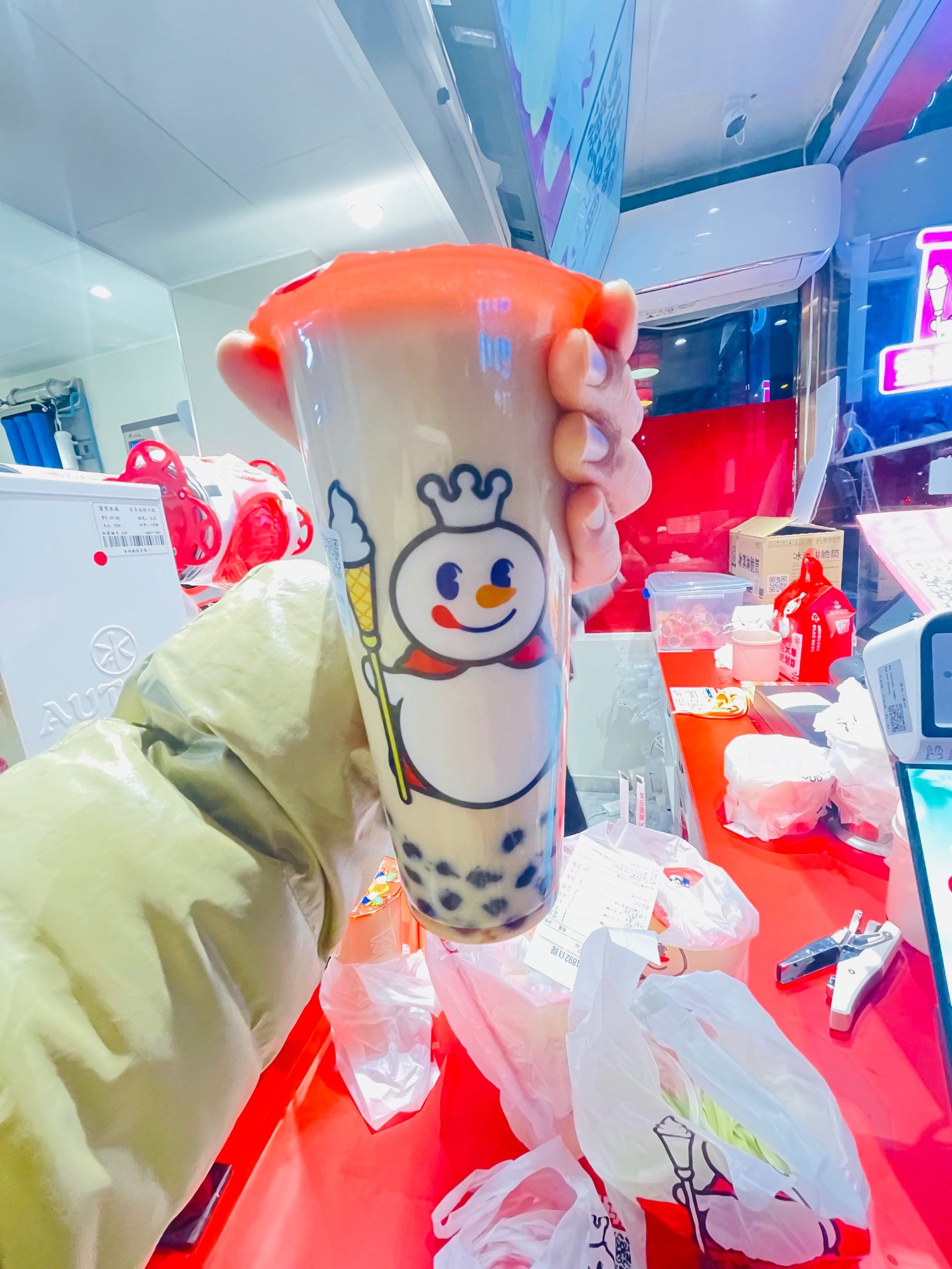 超大杯超满足的一杯珍珠奶茶 喝了奶茶04手一点都不抖的