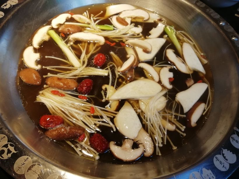 过了一会儿,菌菇锅底上来了.