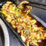 在翘脚牛肉汤锅店里吃到好吃的甜皮鸭