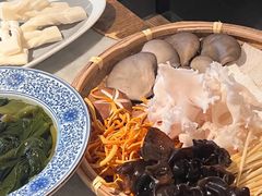 -尚尚仙·酸汤猪手·猪肚鸡火锅(华联万柳购物中心店)