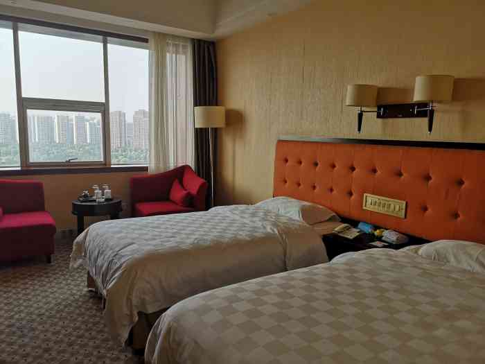 沂景假日酒店(沂蒙路店)-"还可以,名字好听,在小吃街附近,打个车就.