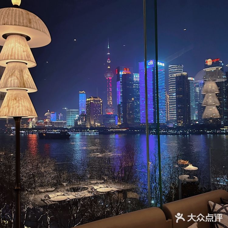 在上海的繁华地带，有一家独特的初筵火锅