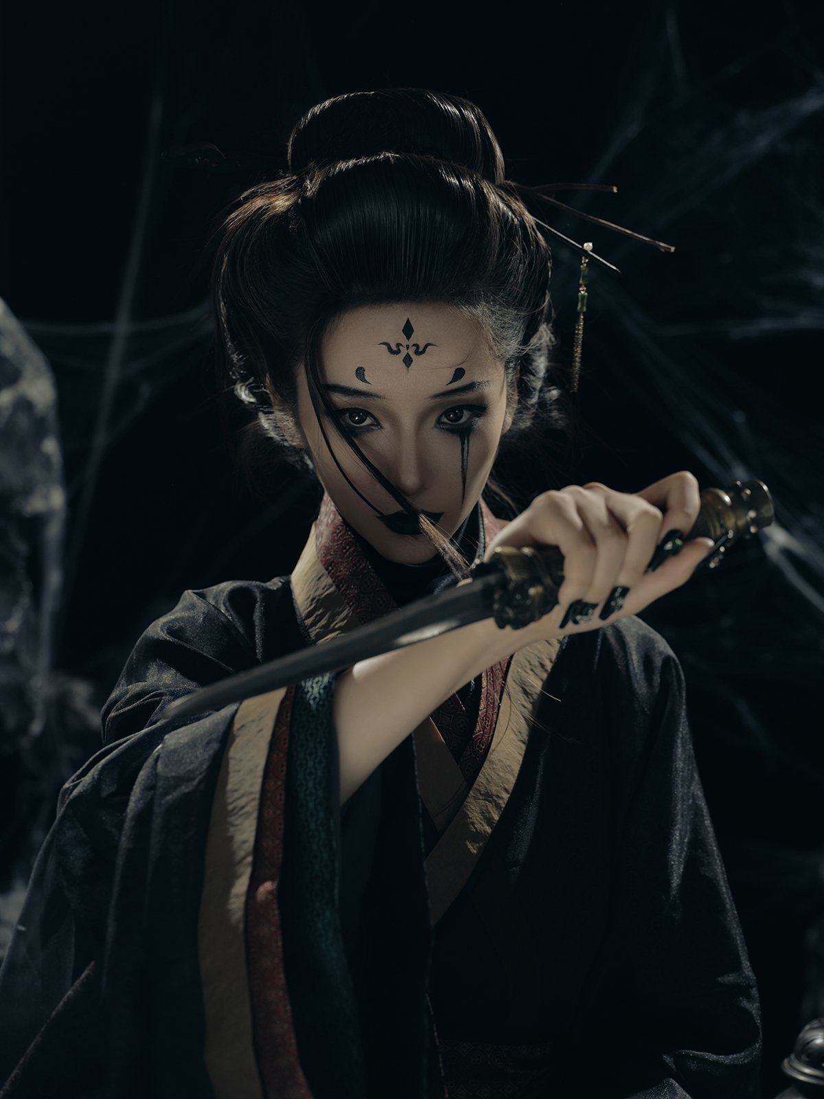 中充满神秘气息
少女身穿一袭玄色的素雅汉服
黑色系的妆容搭配标