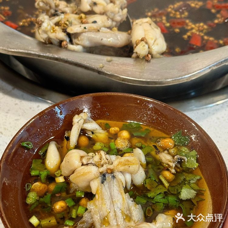 在重庆！藏在居民楼下的美蛙鱼头