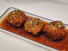 鸭蛋黄狮子头-梅飞酒家(名辉豪庭店)