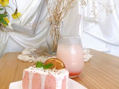 草莓蛋糕卷-共舞时光猫咖·狗咖(新街口店)