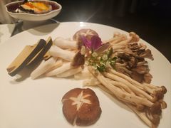 菌菇拼盘-左庭右院鲜牛肉火锅黑金店(陆家嘴中心店)