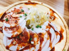 烤精选猪五花配酸菜-小米烤肉·和牛原切-创意韩料(东关店)