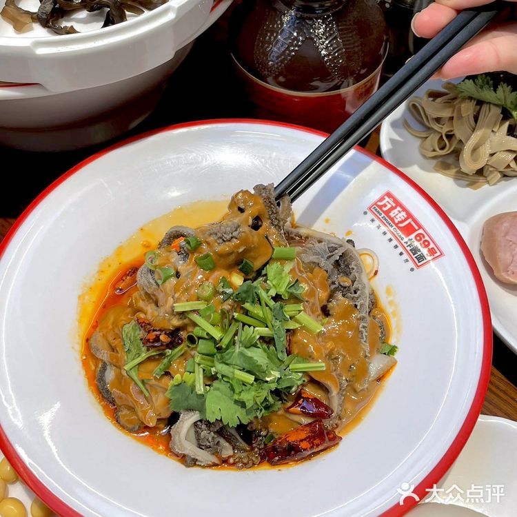想吃正宗的老北京炸酱面来吃方砖厂就对啦