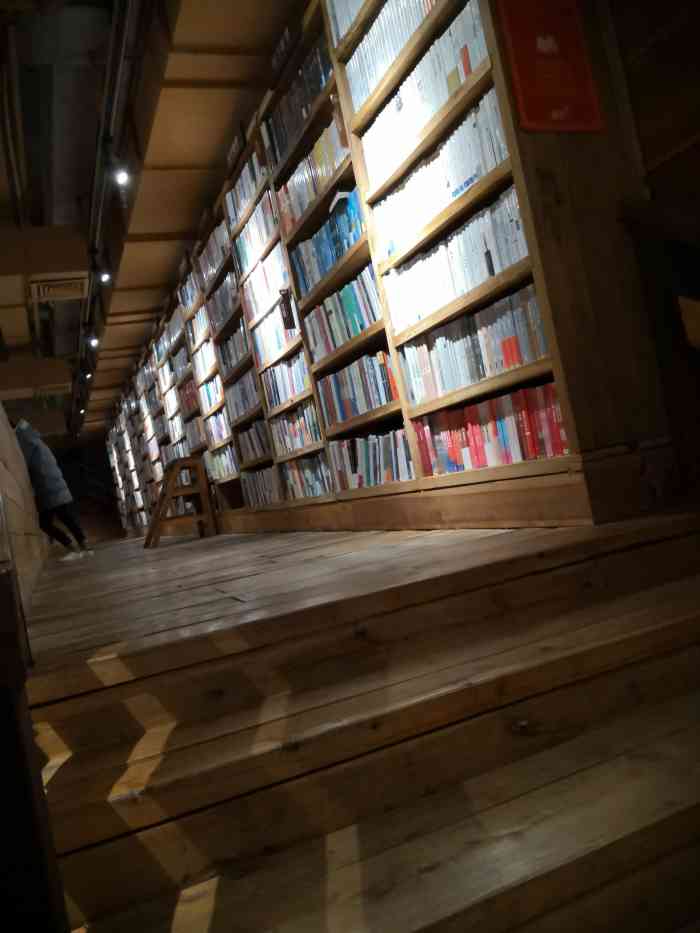 越界-"越界 有阿广场6楼 一个啥都卖的书店 ."-大众点评移动版