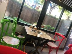 靠窗位-渝嘴小老弟老火锅(华新村店)