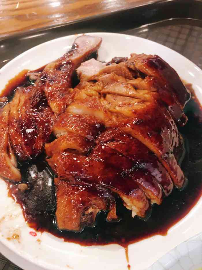 金小悦饭堂(平湖八佰伴店)-"饭店人气很旺,吃的人很多,排队拿菜桌子不