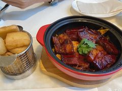 黑枣汁煨五花肉配酥炸小馒头-港丽餐厅(高德置地店)