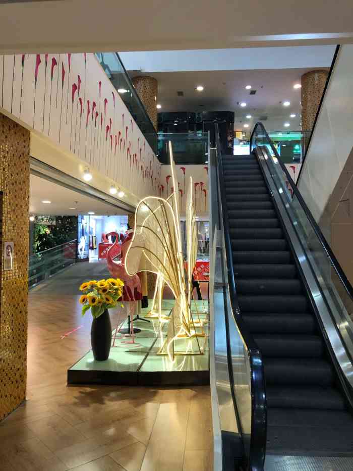 友好购物中心-"友好商场可以说是乌鲁木齐的老牌商场了,不.